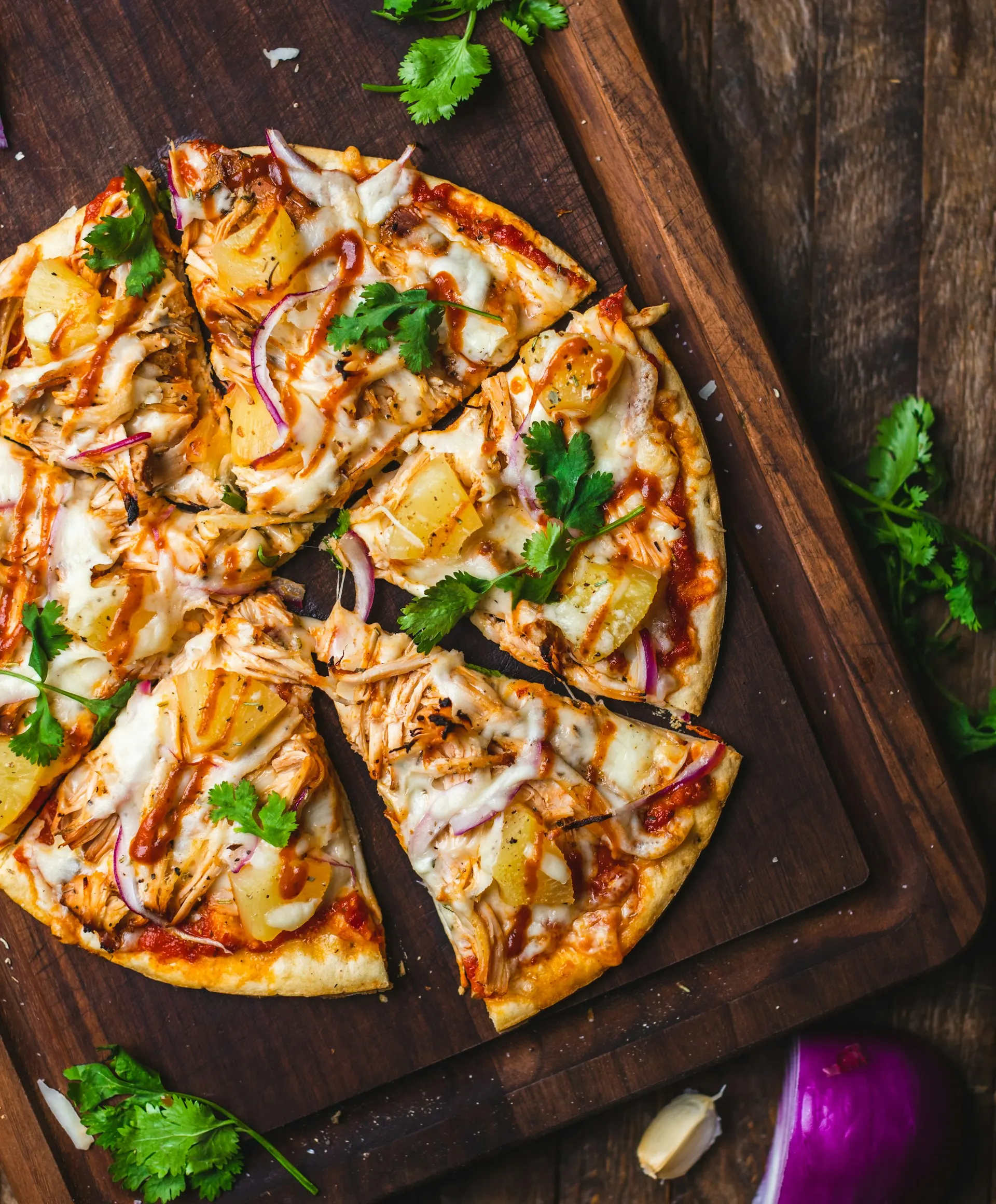 Pizza med kyckling, rödlök och barbecuesås