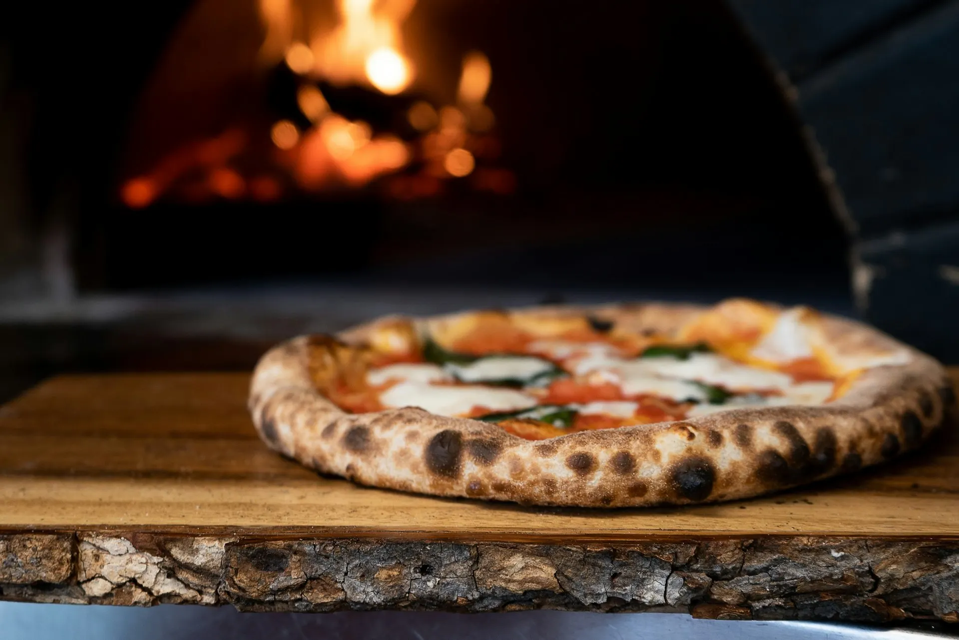 Pizza toppad med burrata och ruccola