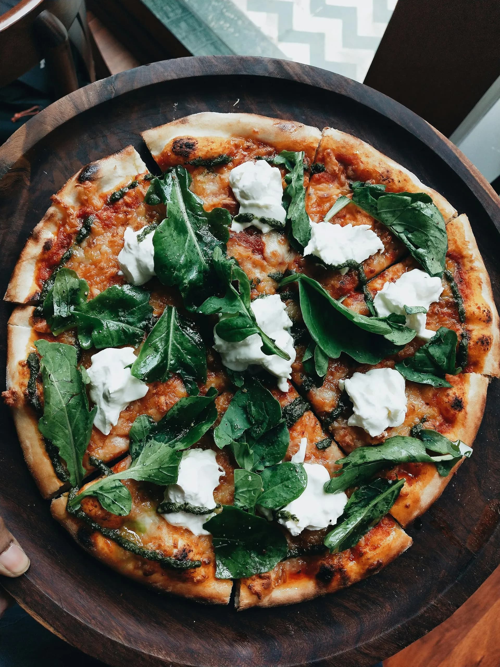 Nygräddad margherita med buffelmozzarella och basilika
