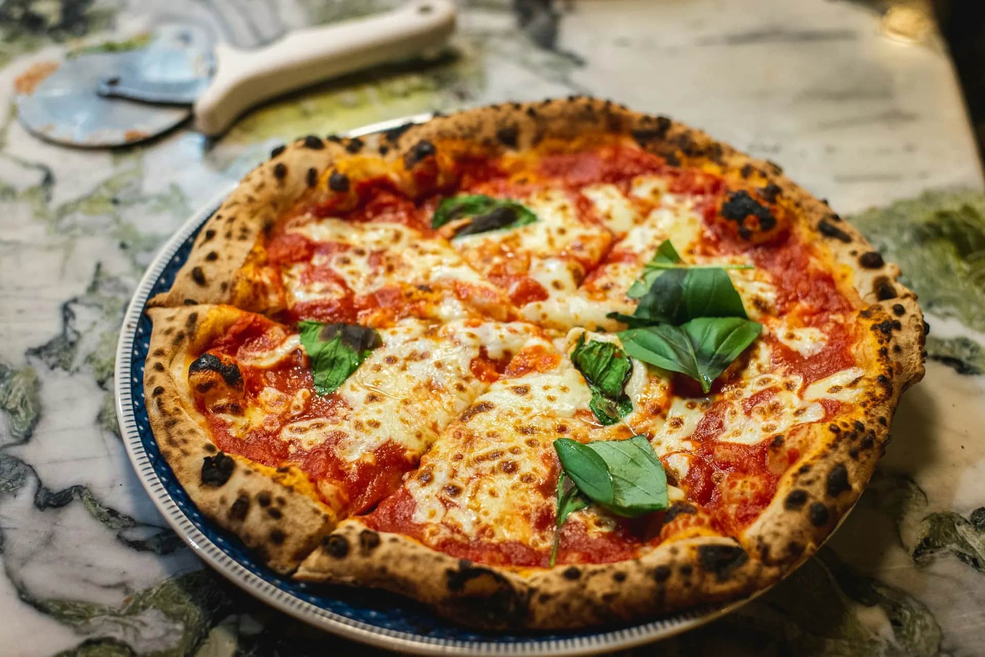 Pizzeria Vedugnen - Surdegspizza ur vedugnen, mitt i kvarteret